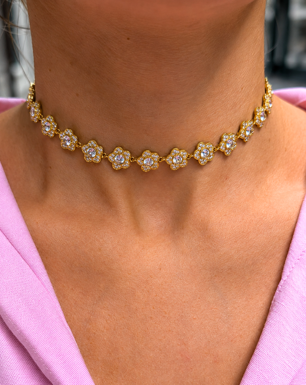 Verižica BLOOM JEWELS iz nerjavečega jekla z nizom cvetličnih motivov, okrašenih z osrednjimi kristali in drobnimi bleščečimi kamenčki – Trgovina Patrizia Ljubljana.