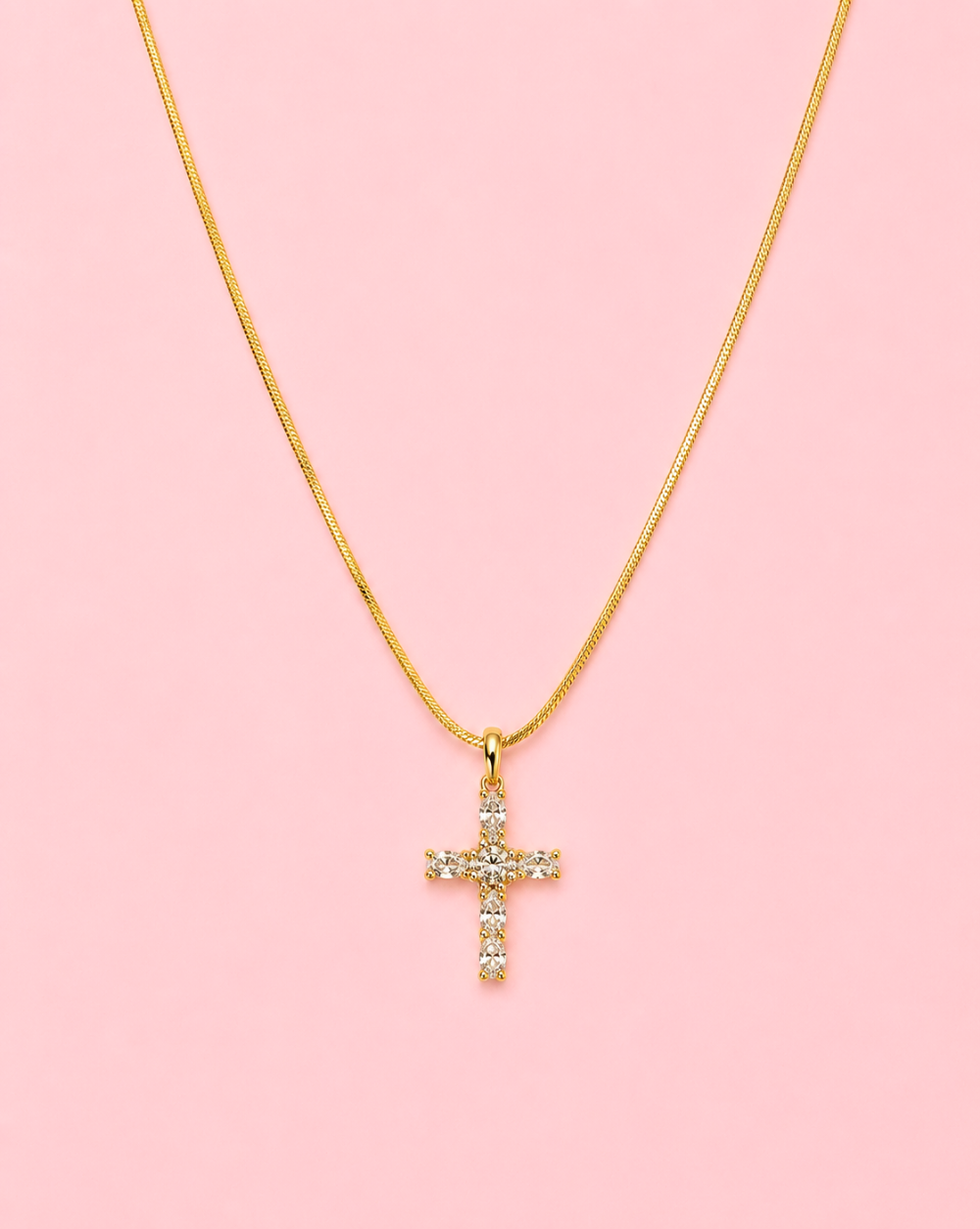 Verižica CROSS CRYSTALS iz nerjavečega jekla s križem in bleščečimi kristalčki – Trgovina Patrizia Ljubljana.