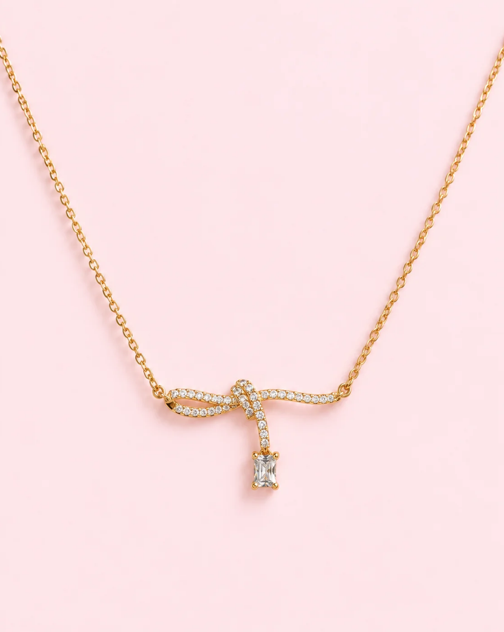 Verižica CRYSTAL KNOT iz nerjavečega jekla z osrednjim prepletenim motivom, okrašenim z drobnimi cirkoni, in visečim pravokotnim kristalom – Trgovina Patrizia Ljubljana.