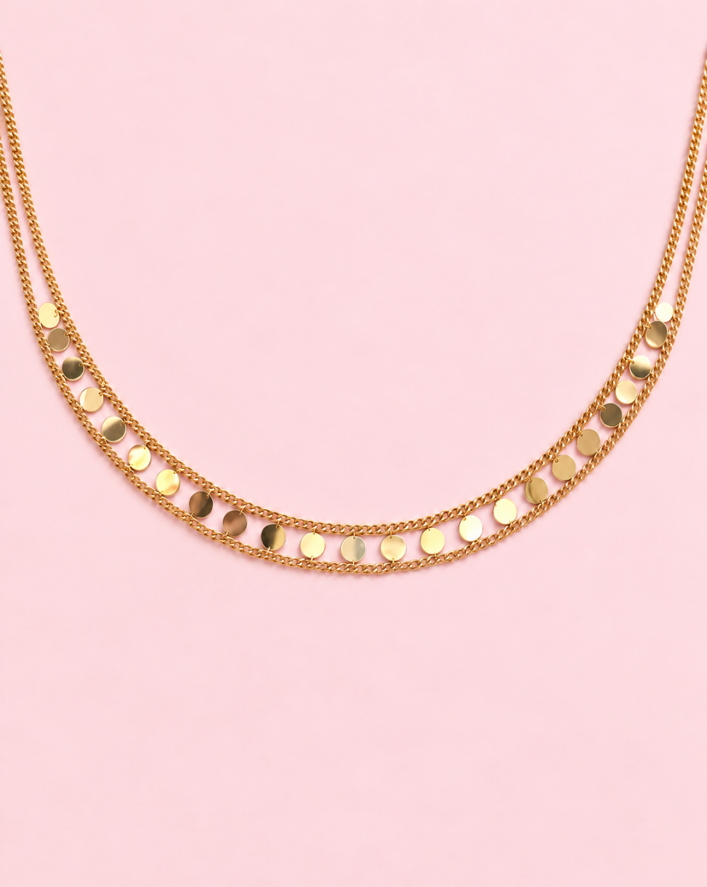 Verižica DISC CHAIN iz nerjavečega jekla z dvojno verigo in nizom drobnih okroglih kovinskih ploščic, primerna tudi za nošenje kot choker – Trgovina Patrizia Ljubljana.
