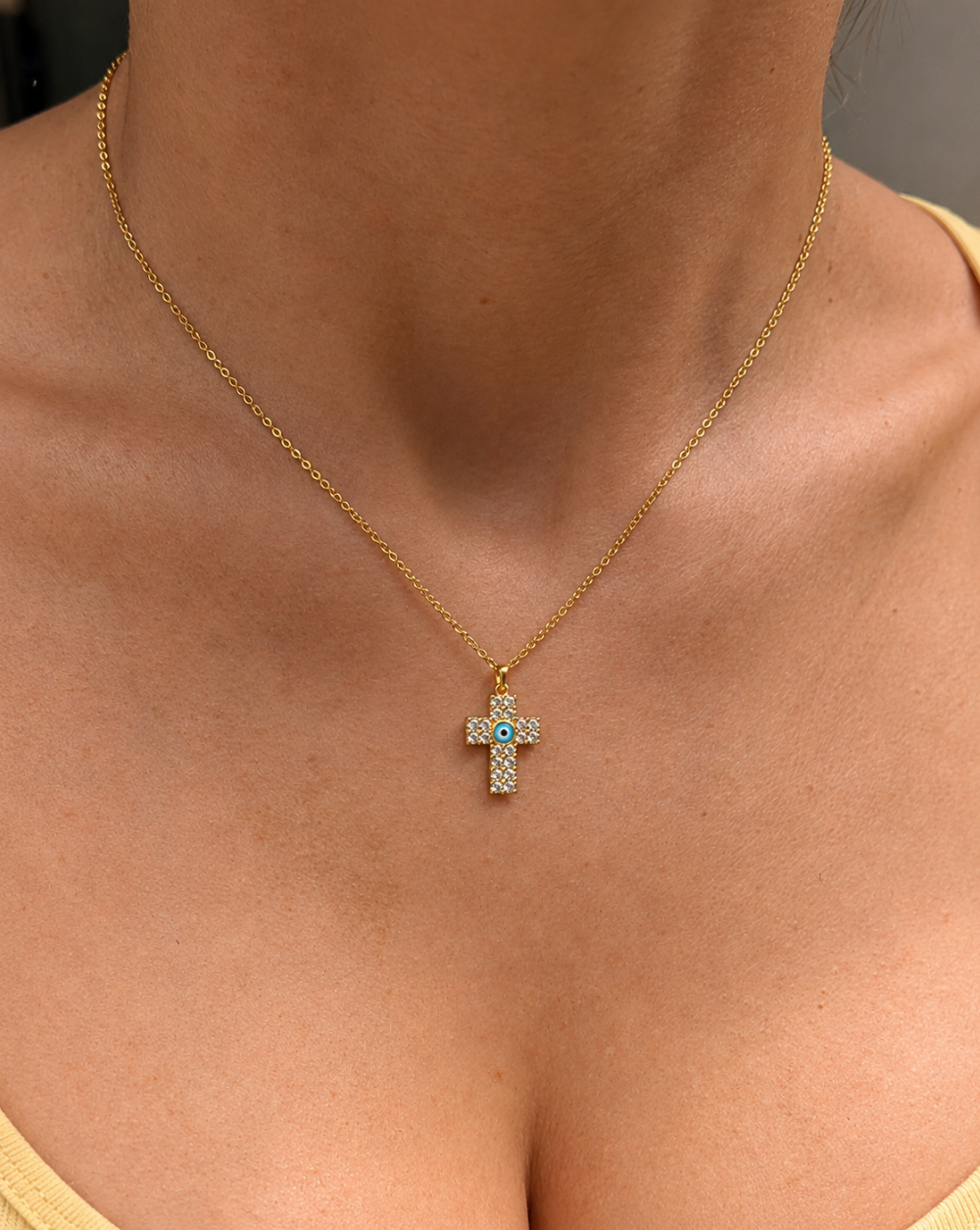 Zlata verižica EVIL EYE CROSS iz nerjavečega jekla s križem, prozornimi kristali in motivom evil eye – Trgovina Patrizia Ljubljana.