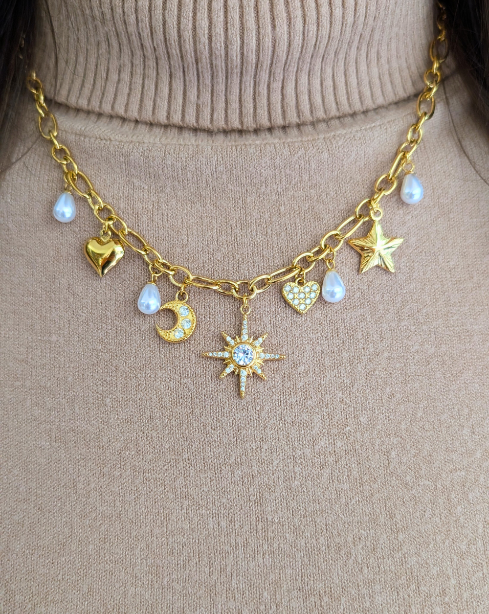 Halskette mit COSMIC-Edelstahlanhängern, mit Sonne-, Mond-, Herz-, Stern- und Perlenmotiven, elegante modische Halskette von Patrizia Ljubljana.