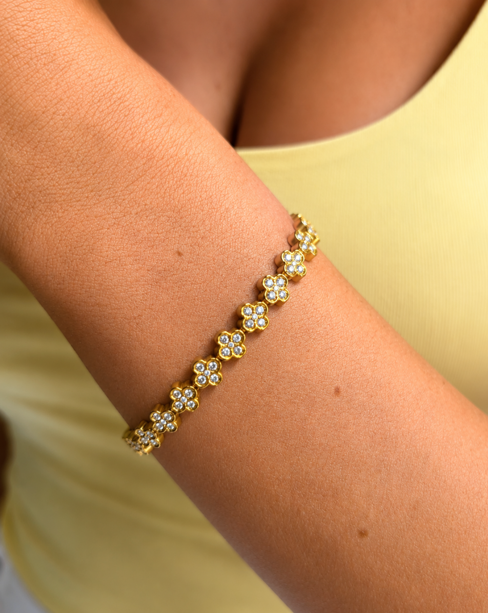 Armband CLOVER aus Edelstahl mit Kleeblattmotiven und funkelnden Kristallen – Trgovina Patrizia .