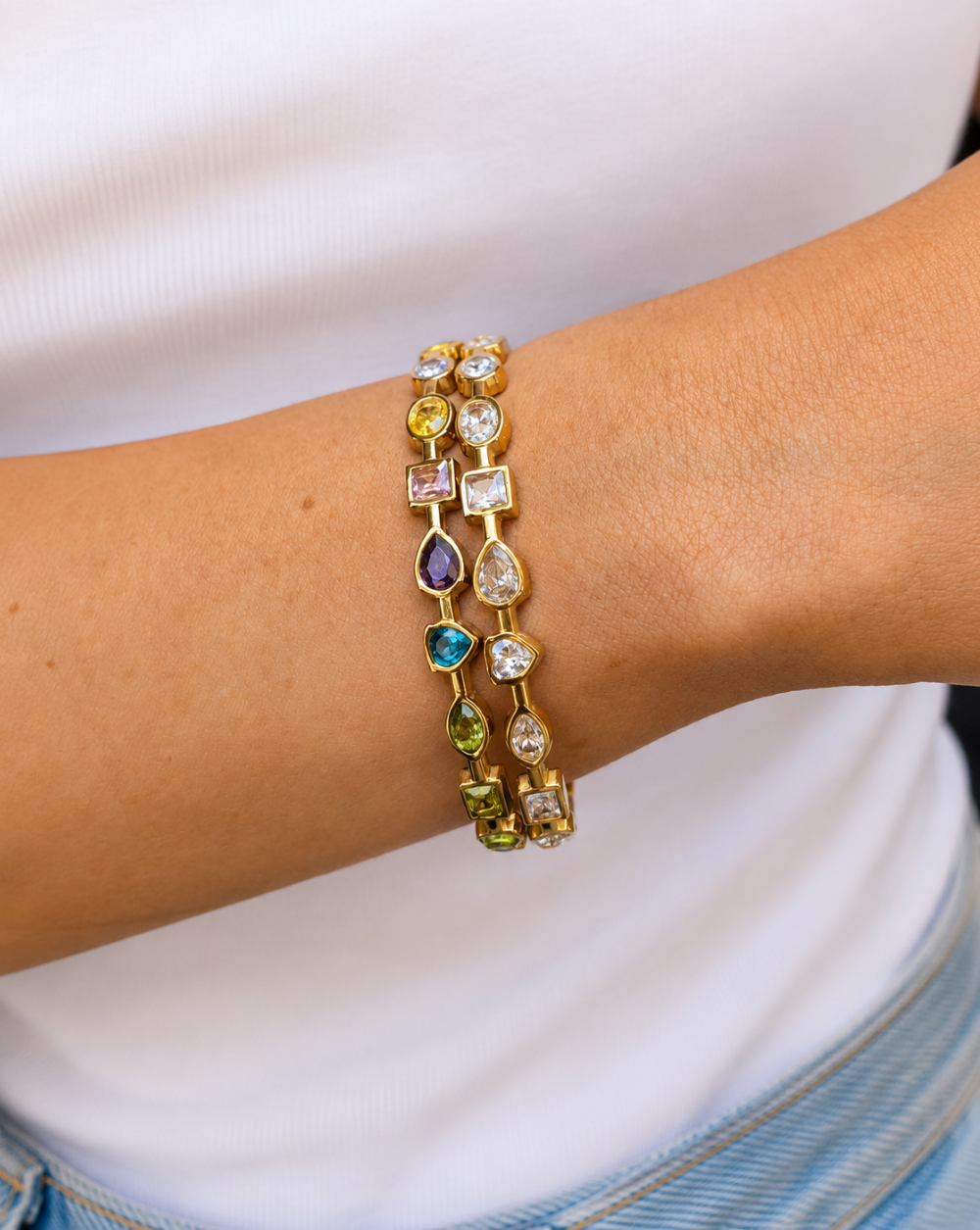 Armband BANGLE“ aus Edelstahl mit funkelnden Kristallen in verschiedenen Formen – Trgovina Patrizia .