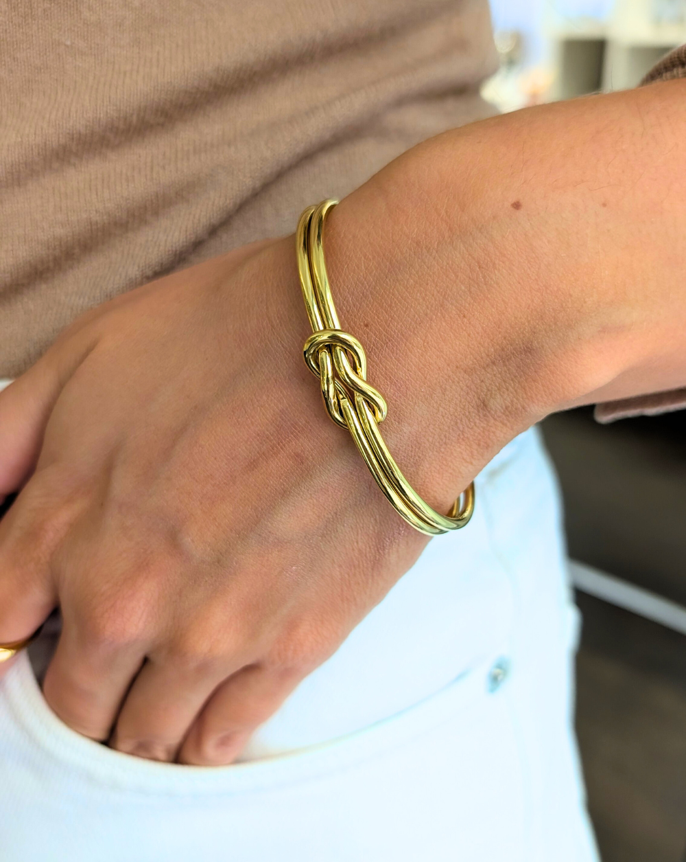 Zapestnica ROPE BANGLE iz nerjavečega jekla v zlati barvi z vozličnim detajlom, elegantna modna zapestnica iz trgovine Patrizia Ljubljana za prefinjen in moden videz.