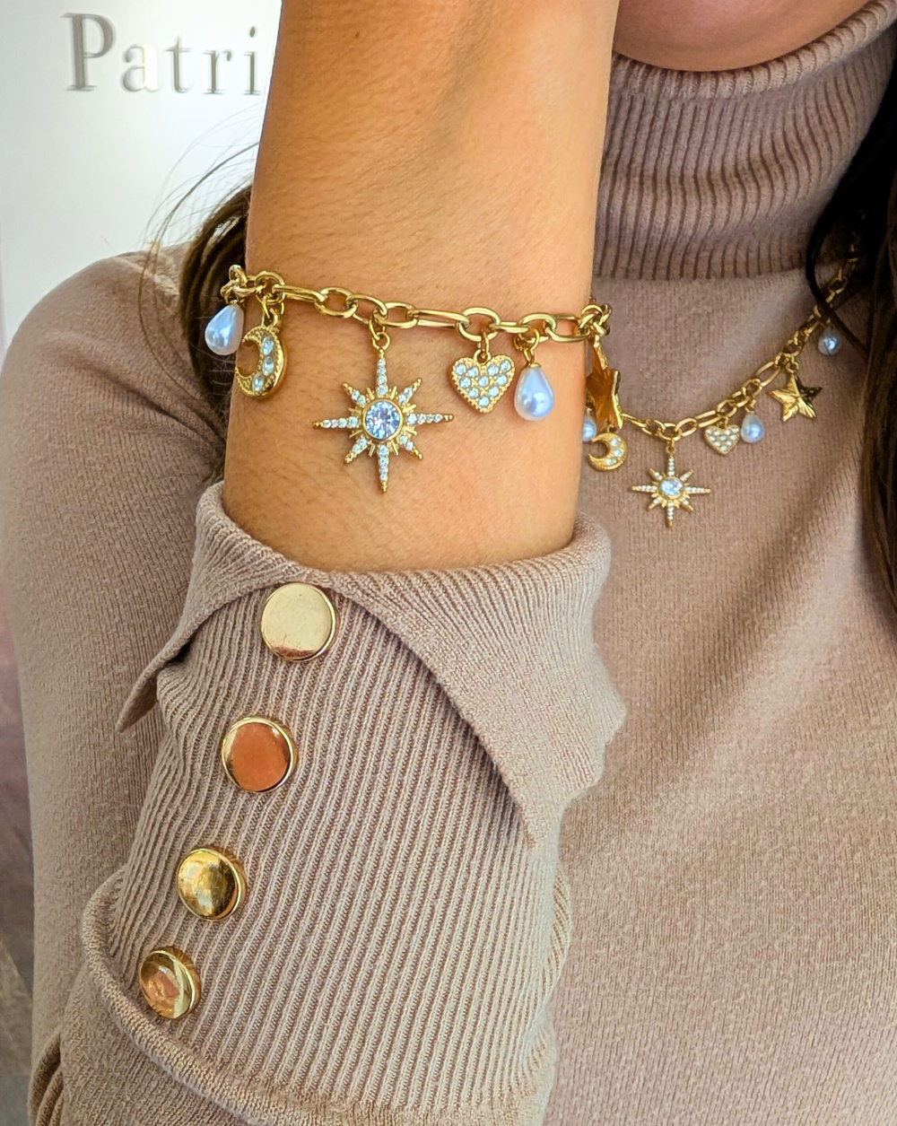 Zapestnica s cirkoni COSMIC iz nerjavečega jekla in enaka verižica, z obeski sonca, lune in biserom, modna in elegantna zapestnica iz trgovine Patrizia Ljubljana.