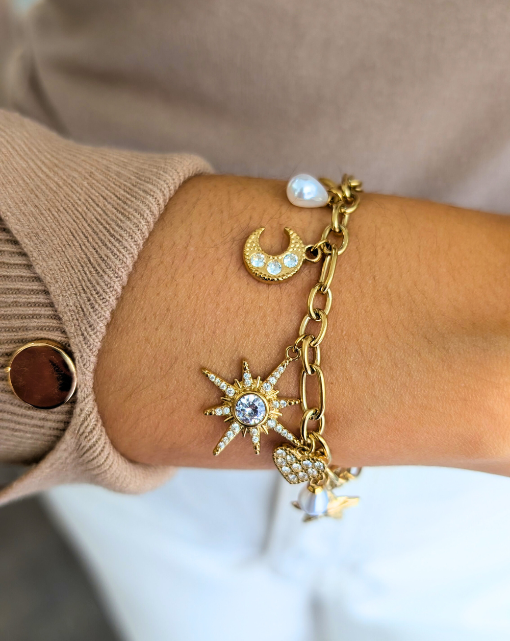 Zapestnica z obeski COSMIC iz nerjavečega jekla, z motivi lune, sonca in bisera, elegantna modna zapestnica iz trgovine Patrizia Ljubljana.