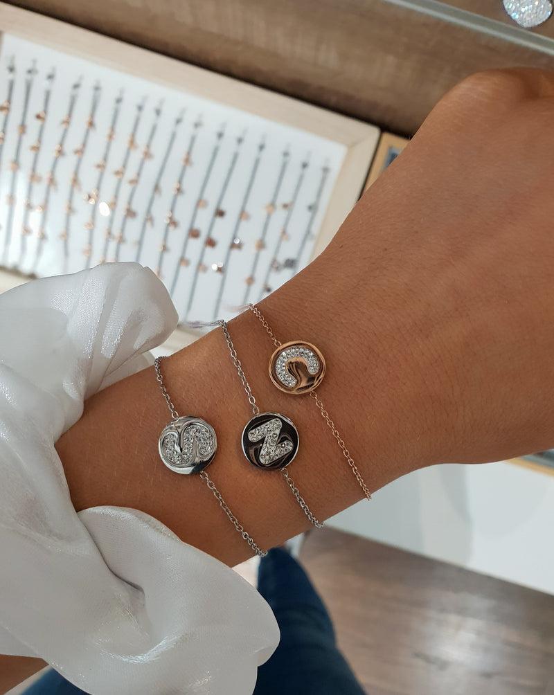 Armband mit dem Buchstaben-Roségold